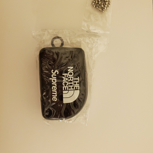 The North face x Supreme floating key chain - Picture 3 of 4